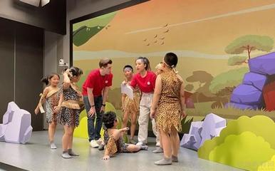 北京勵步戲劇課程 專業(yè)引導下的表演舞臺，點亮孩子的無限潛能